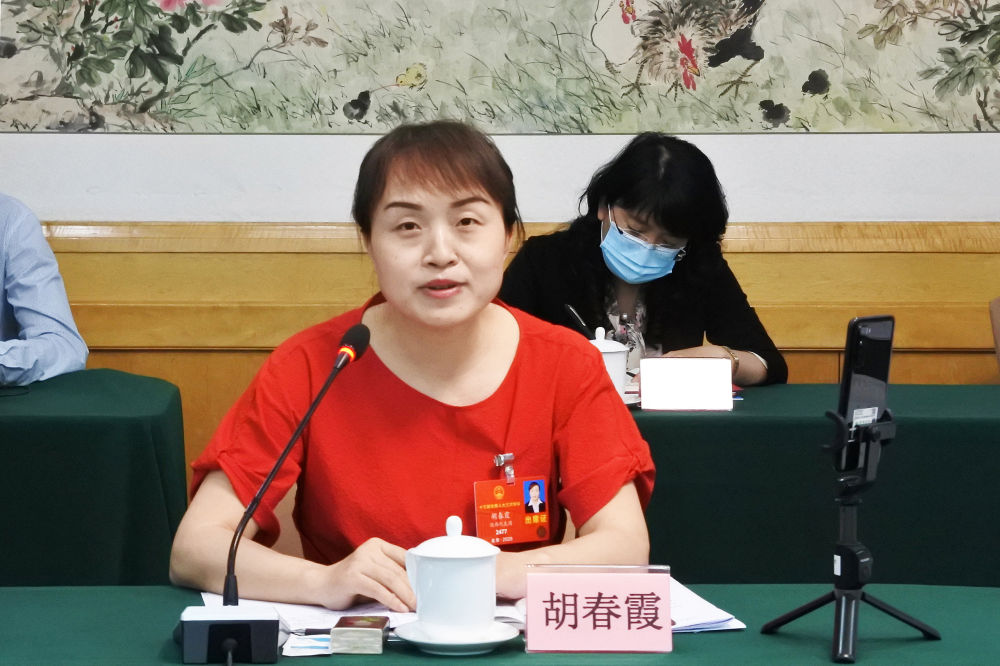 5月23日，全國人大代表胡春霞在參加分組審議政府工作報告時發(fā)言。新華社記者　吳雨　攝