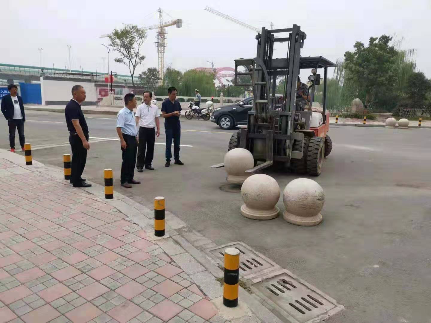 為向新中國(guó)成立七十周年獻(xiàn)禮，市城建集團(tuán)攻堅(jiān)克難，實(shí)現(xiàn)了北門(mén)棚改區(qū)域民生路10月1日零時(shí)順利通車(chē)。國(guó)慶假期，市城建集團(tuán)堅(jiān)持做好一線(xiàn)工作，在與交警部門(mén)共同做好民生路通車(chē)保障工作外，抓細(xì)節(jié)，抓落實(shí)，確保其他各項(xiàng)工作有序推進(jìn)。.jpg